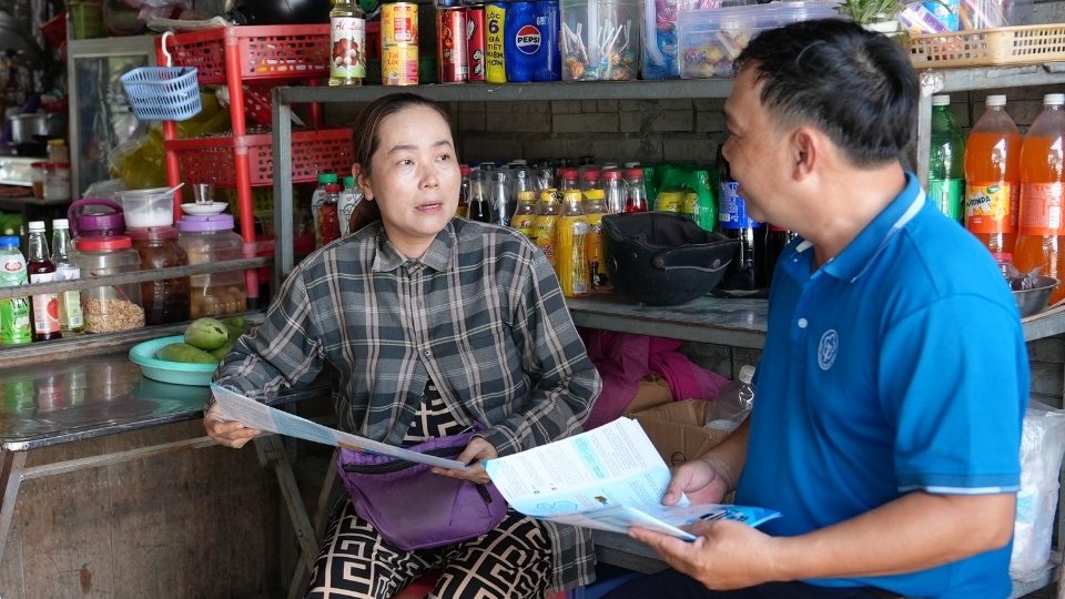 Người dân Vĩnh Long được tư vấn trực tiếp về quyền lợi khi tham gia BHXH tự nguyện, BHYT hộ gia đình. Ảnh: Hoàng Lộc