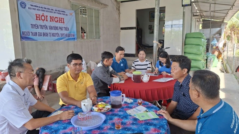 Vinh Long Provincial Social Insurance officials propagate voluntary social insurance policies to local people. Photo: Hoang Loc