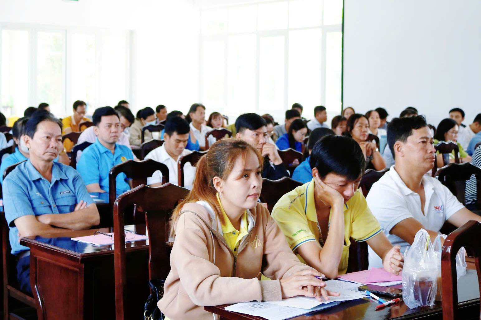 Đại biểu tham gia Hội nghị tập huấn. Ảnh: Văn Nhanh