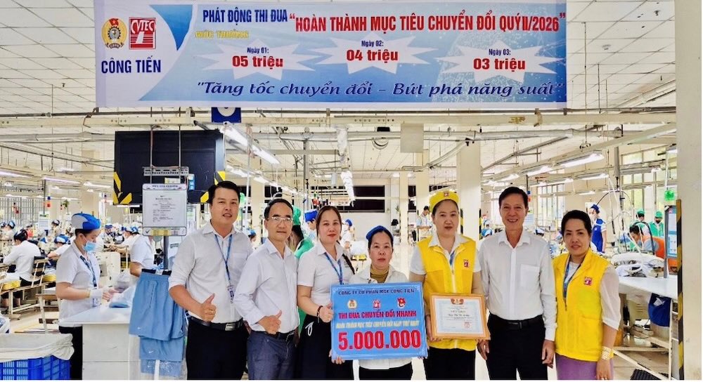 CĐCS Công ty Cổ phần May Công Tiến trao giấy khen cho đoàn viên, người lao động trong đợt phát động thi đua “Hoàn thành mục tiêu chuyển đổi“. Ảnh: ĐVCC.