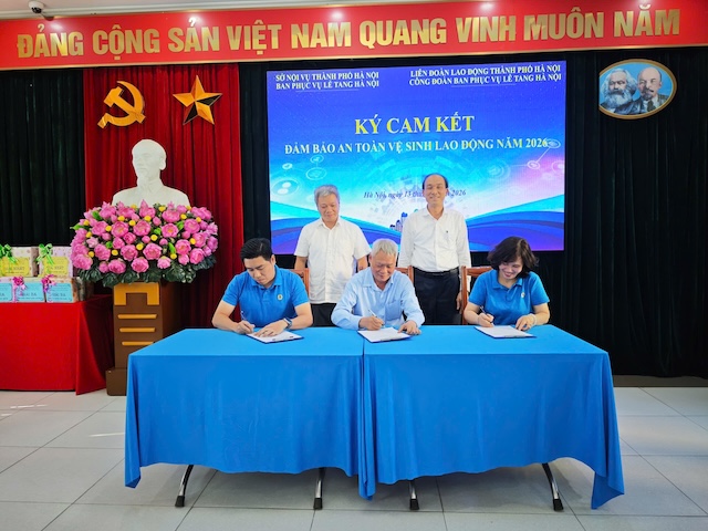 El Comité de Servicio Funeral de Hanoi organizó la firma de un Compromiso para garantizar la seguridad e higiene laboral en 2026 en la Ceremonia de lanzamiento del Mes del Trabajador y el Mes de Acción sobre Seguridad e Higiene Laboral en 2026. Foto: CĐCS