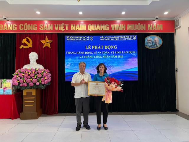 Bà Trần Thị Tuyết - Phó Ban phục vụ lễ tang Hà Nội, Chủ tịch Công đoàn Ban lễ tang Hà Nội nhận Bằng khen của Liên đoàn Lao động Thành phố Hà Nội. Ảnh: CĐCS