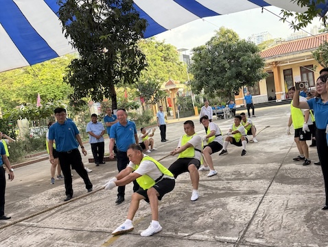 Đoàn viên, người lao động tham gia phần thi kéo co. Ảnh: CĐCS