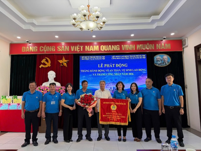 Công đoàn Ban Phục vụ lễ tang Hà Nội đón nhận Cờ thi đua của Liên đoàn Lao động Thành phố Hà Nội vì đã có thành tích xuất sắc trong phong trào công nhân viên chức lao động và hoạt động Công đoàn năm 2025. Ảnh: CĐCS
