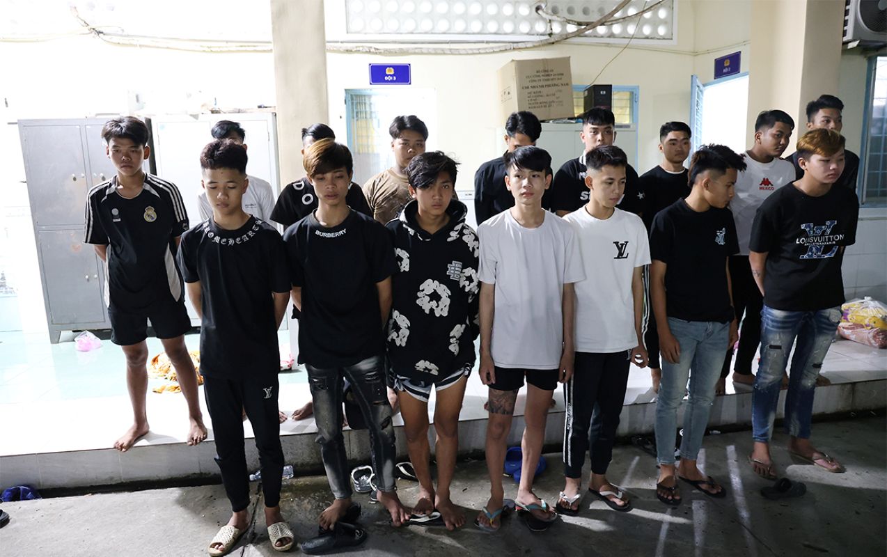 Song song với việc truy xét, Công an cũng bác bỏ tin đồn và khẳng định thông tin 2 người tử vong trong hỗn chiến bằng bom xăng ở Rạch Giá là sai sự thật. Ảnh: Vũ Tiến
