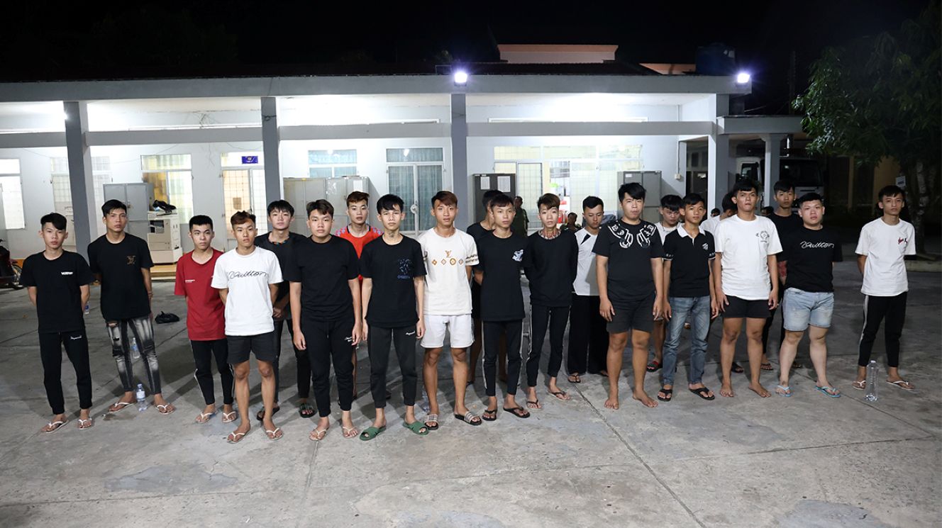 Lực lượng Công an truy xét hai nhóm đối tượng liên quan đến vụ hỗn chiến ở Rạch Giá đưa về trụ sở làm việc. Ảnh: Vũ Tiến
