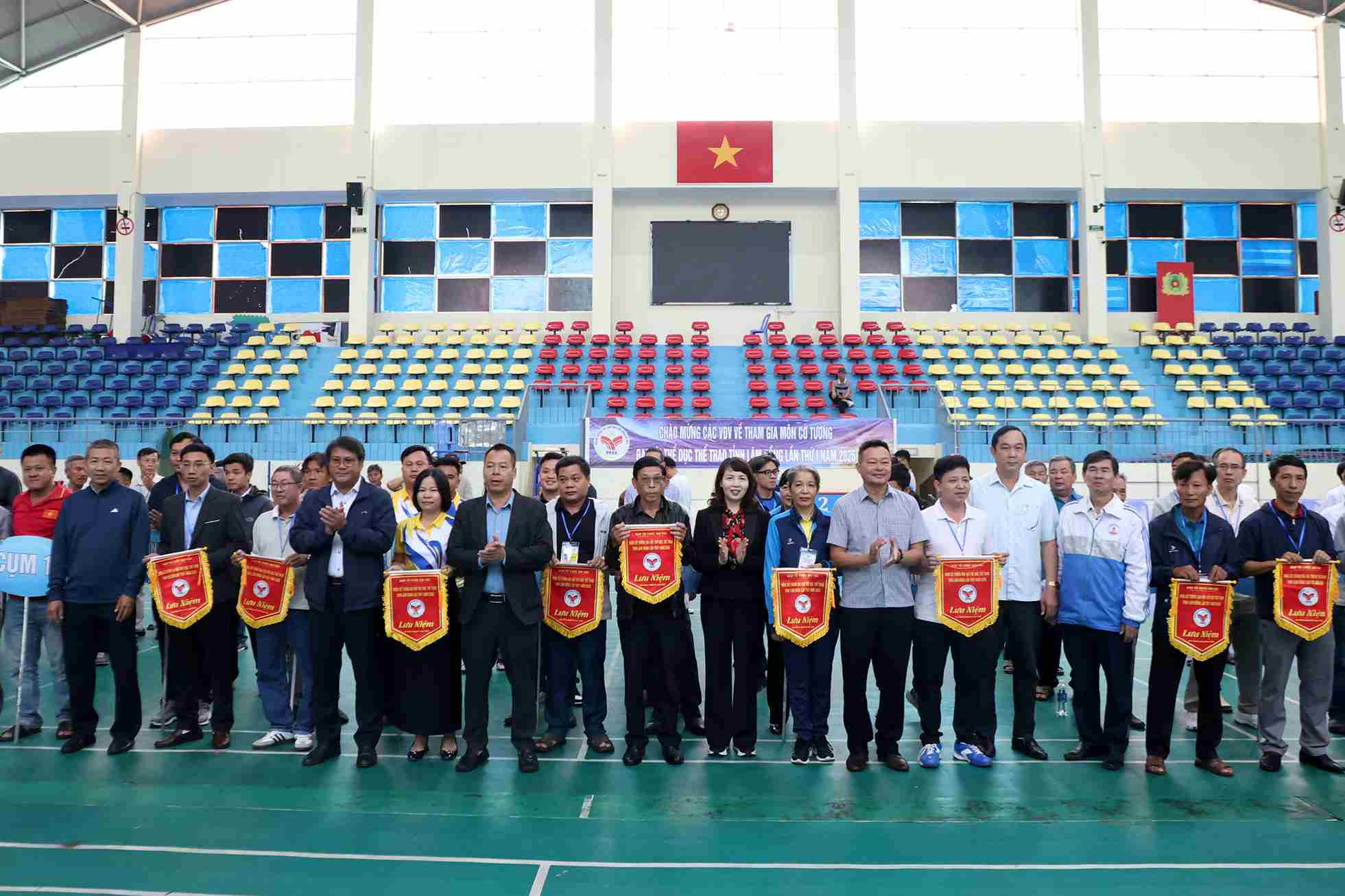 Ban tổ chức trao cờ lưu niệm cho các đoàn tham gia tranh tài tại Giải Cờ tướng. Ảnh: Nguyễn Quân 