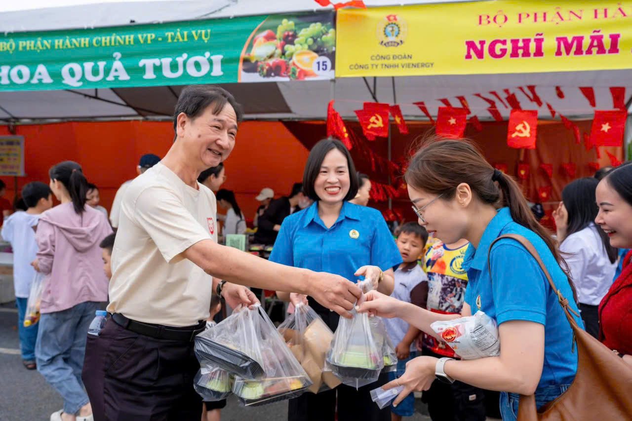 Lãnh đạo Công ty TNHH Vienergy tặng quà cho CNLĐ tại chương trình “Ngày hội công nhân“. Ảnh: Diệu Anh