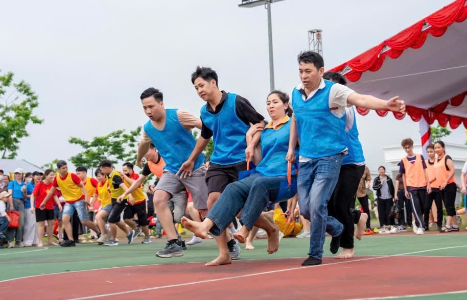 Sports activities took place sôi nổi at "Workers' Day" held at Vienergy Co., Ltd. (belonging to Phuc Son Industrial Park, Dong Hoa Lu ward, Ninh Binh province). Photo: Dieu Anh