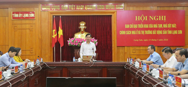 Comrade Hoang Quoc Khanh, Member of the Party Central Committee, Secretary of Lang Son Provincial Party Committee, Head of the Steering Committee for implementing the removal of temporary and dilapidated houses; housing policy and real estate market of Lang Son province chaired the conference. Photo: Hoang Tung