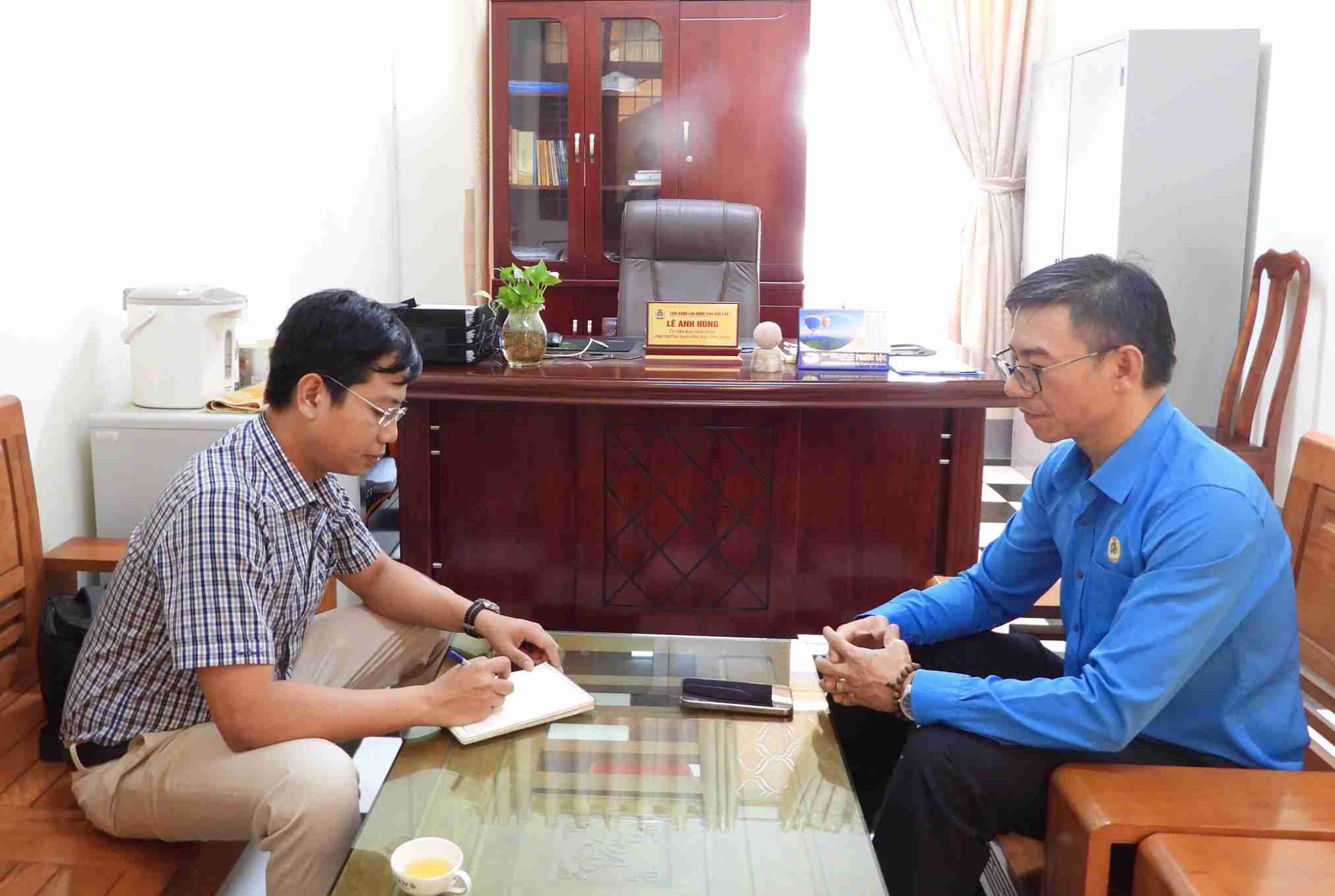Ông Lê Anh Hùng chia sẻ với phóng viên về một số nội dung góp ý trong