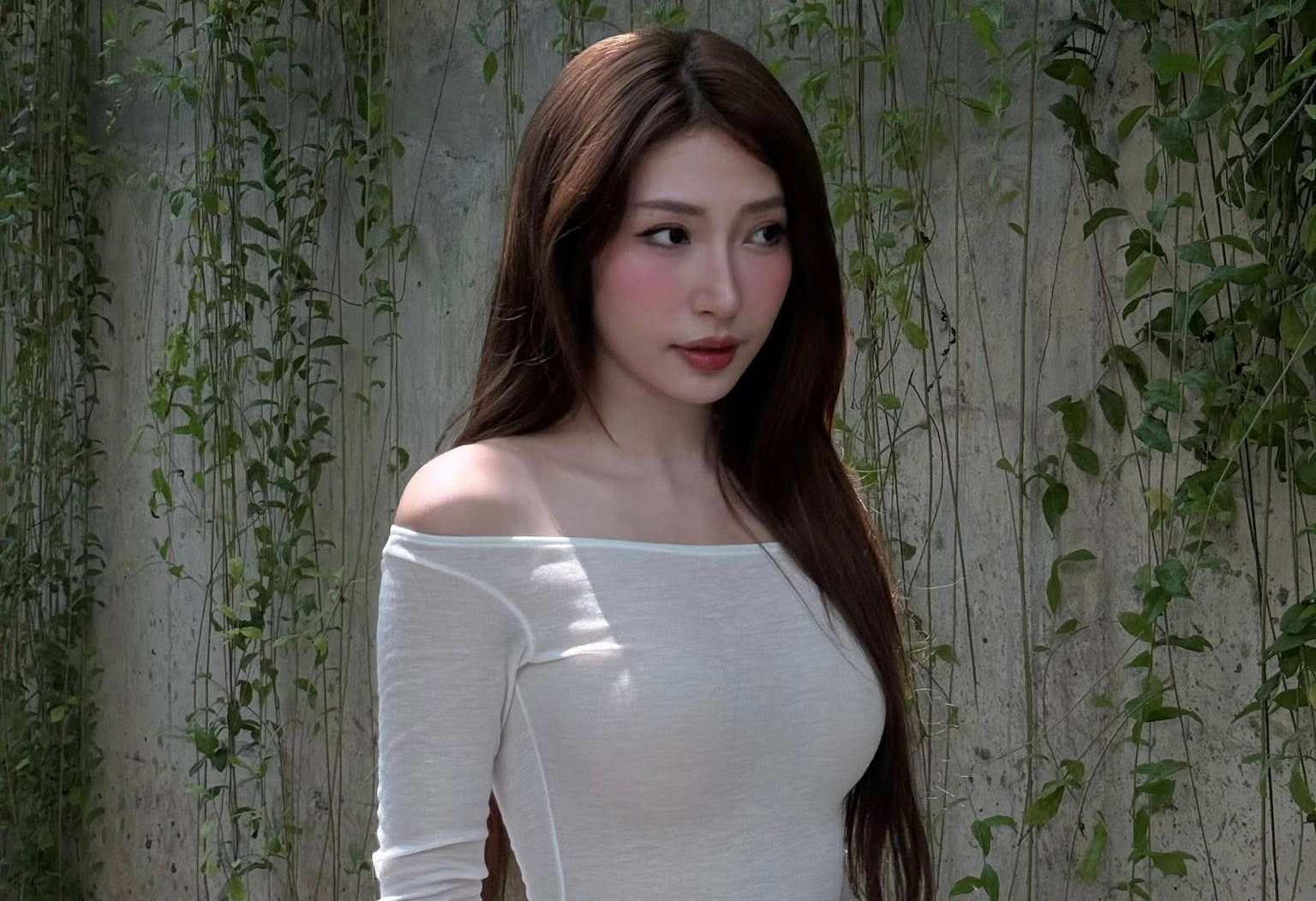 Khong Tu Quynh is beautiful on a trip with her sisters. Photo: NVCC