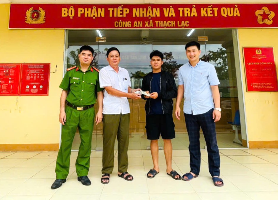 Picking up the wallet, Mr. Cuong returned it to the person who dropped it. Photo: Ha Tinh Police