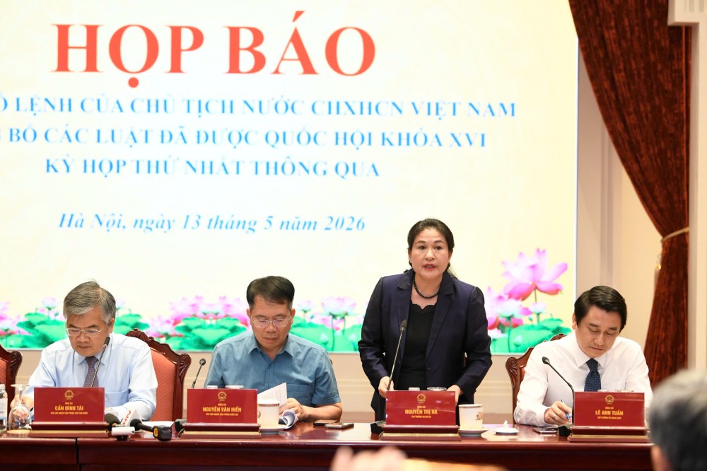 Deputy Minister of Home Affairs Nguyen Thi Ha introduced some new contents of the Law amending and supplementing a number of articles of the Law on Emulation and Commendation. Photo: Tran Vuong
