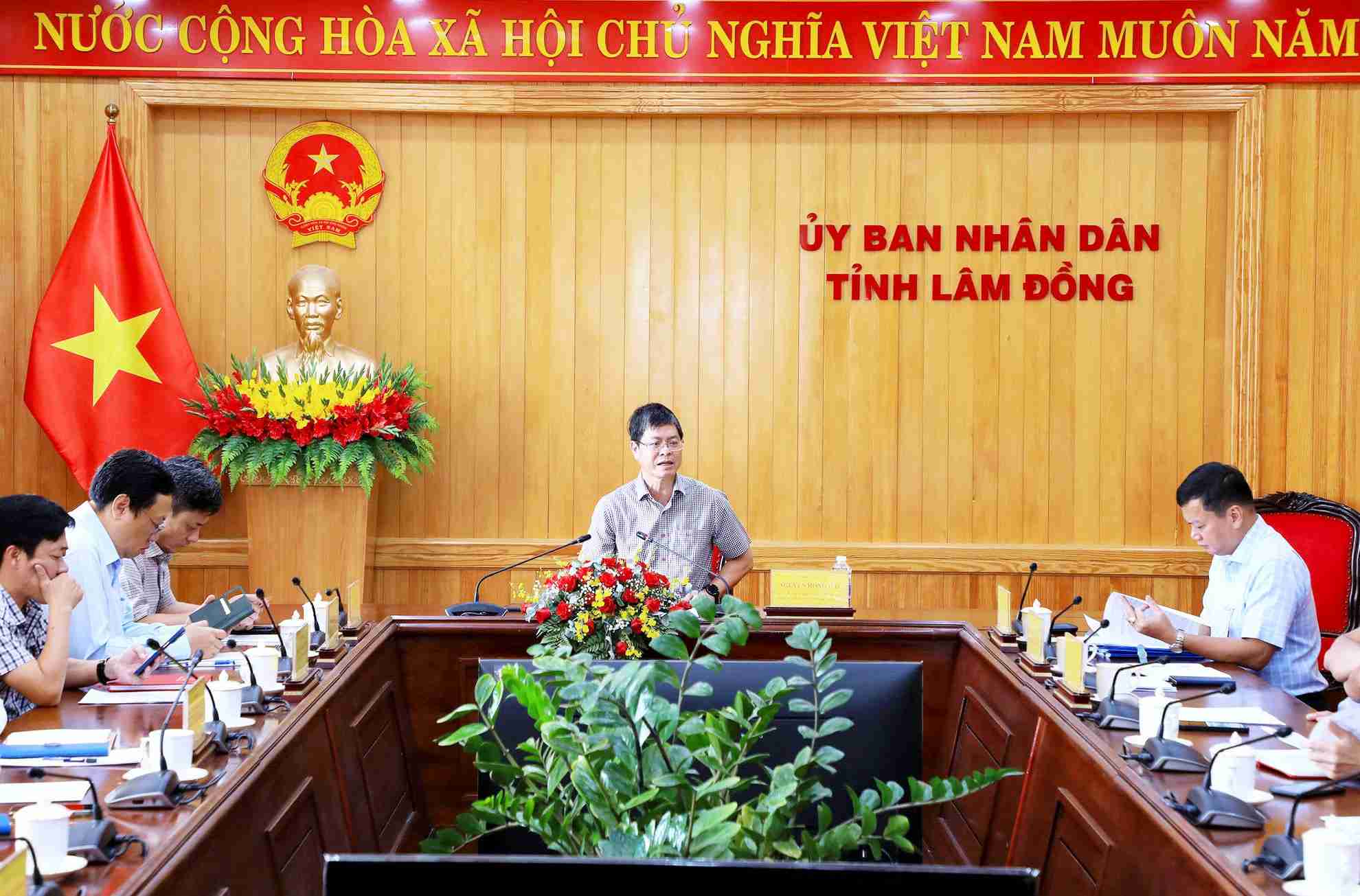 Tỉnh Lâm Đồng tổ chức làm việc rà soát tiến độ triển khai, giải ngân vốn đầu tư công tại 2 dự án cao tốc Tân Phú - Bảo Lộc và Bảo Lộc - Liên Khương. Ảnh: Lê Phước 