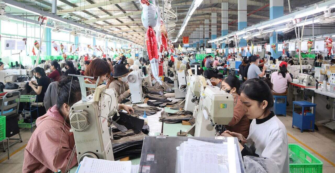 Union members and workers of Kingmaker III (Vietnam) Footwear Co., Ltd. during the production shift. Photo: Dang Khoi