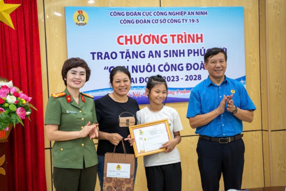 Mr. Le Van Quyet (right photo), Chairman of the Trade Union of 19.5 One Member Limited Liability Company, proposed to add the goal of Trade Union training digital skills and new vocational skills for workers in the draft Political Report of the 14th Vietnam Trade Union Congress. Photo: Quynh Chi
