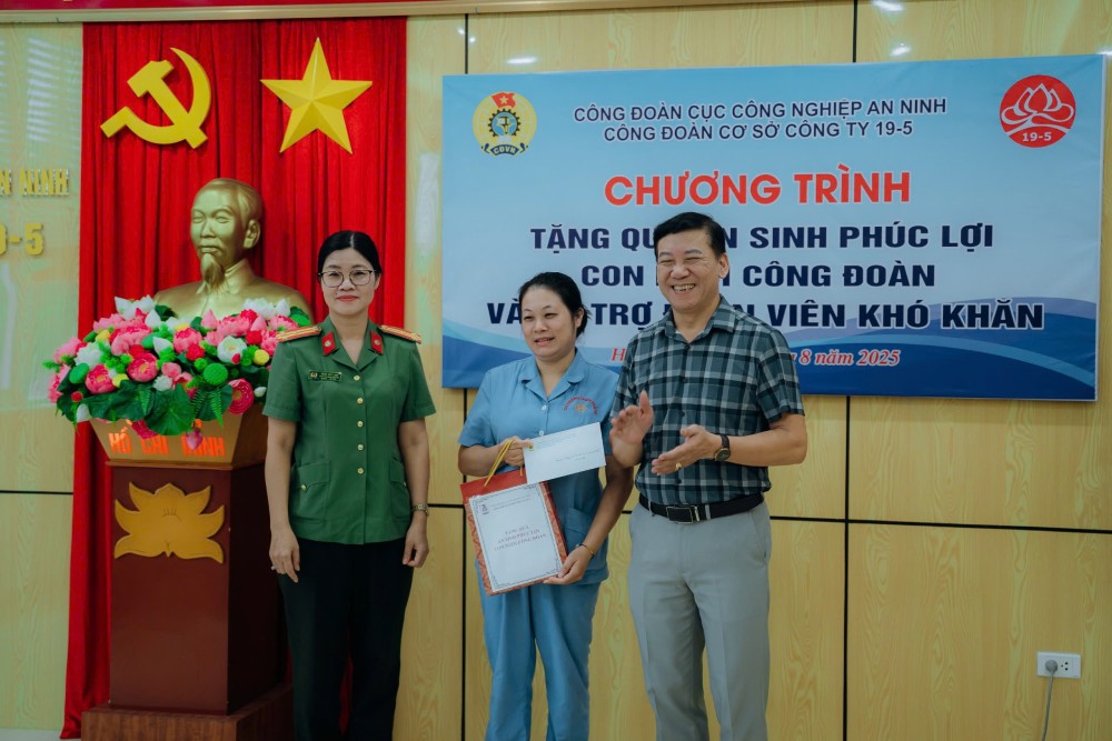 Ông Lê Văn Quyết (phải ảnh), Chủ tịch Công đoàn Công ty TNHH MTV 19.5 và lãnh đạo công đoàn Cục H08 trao quà cho con đoàn viên có hoàn cảnh khó khăn, năm 2025. Ảnh: Quỳnh Chi