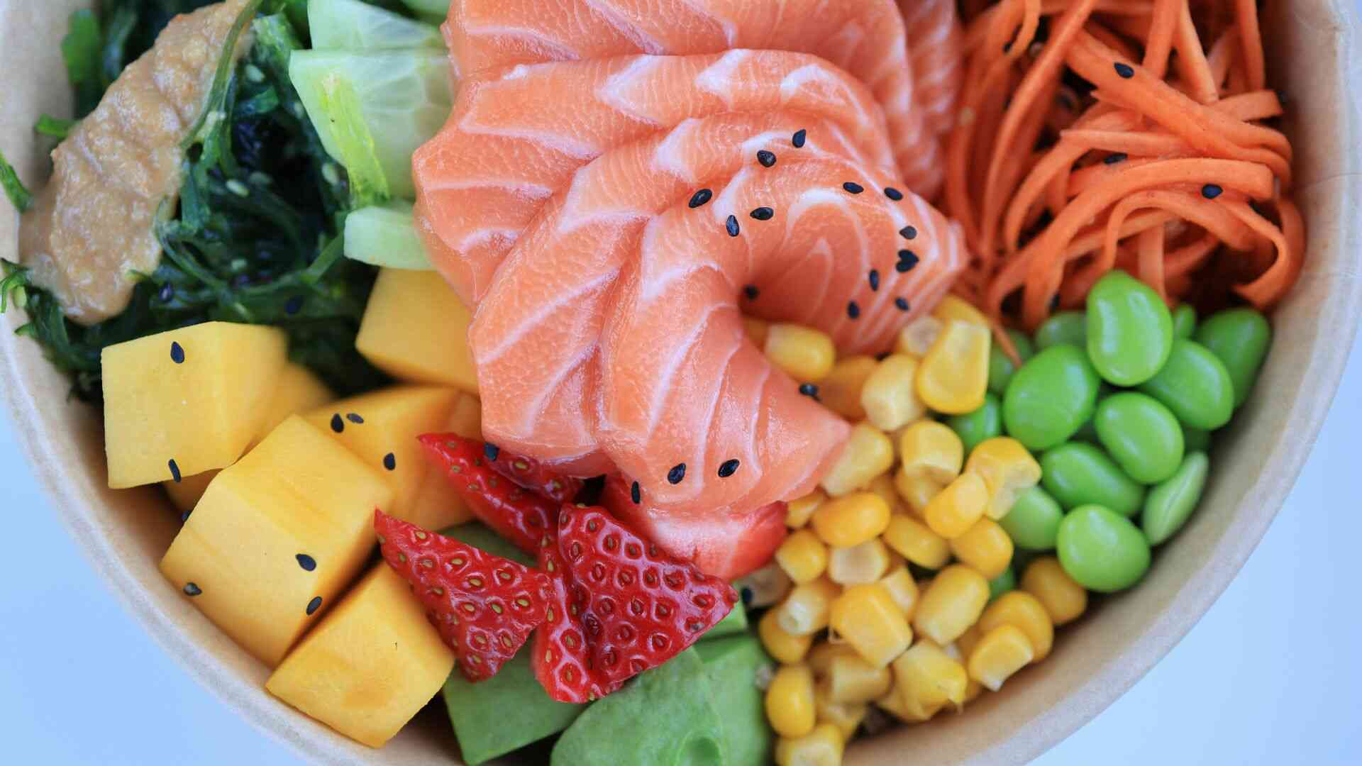 Bữa tối thanh đạm với nhiều rau xanh và ngũ cốc thô tốt cho người bệnh gout. Ảnh: Canva