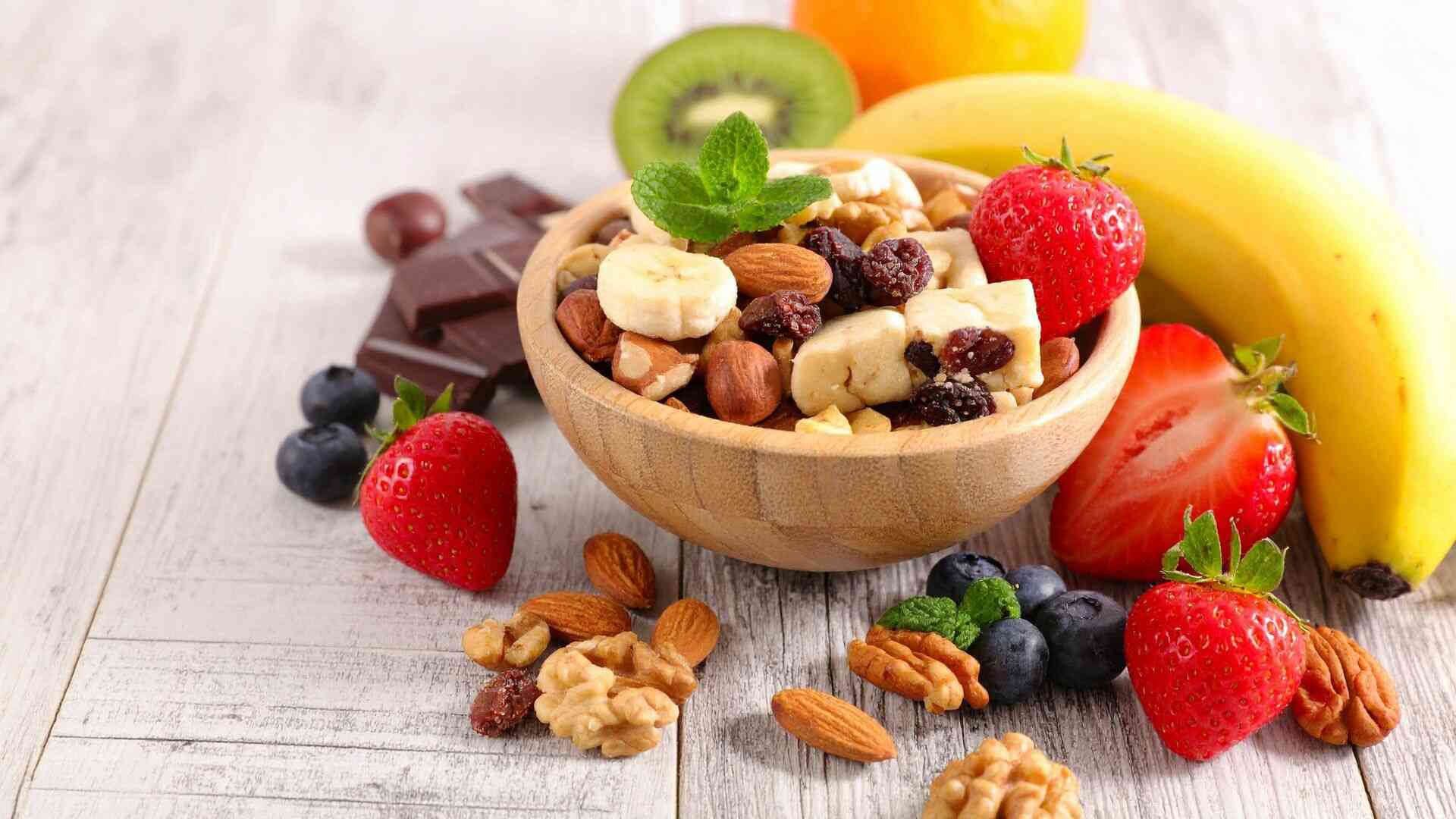 Bữa phụ buổi tối với các thực phẩm giàu chất xơ như táo, dưa leo, hạt hạnh nhân. Ảnh: Canva