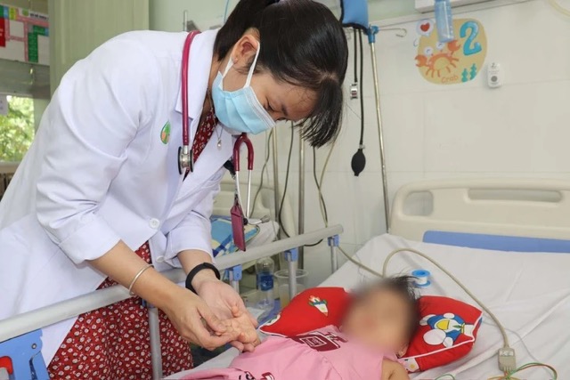 The child patient at the time of hospitalization had symptoms of psychosis due to motion sickness patches. Photo: Minh Tam