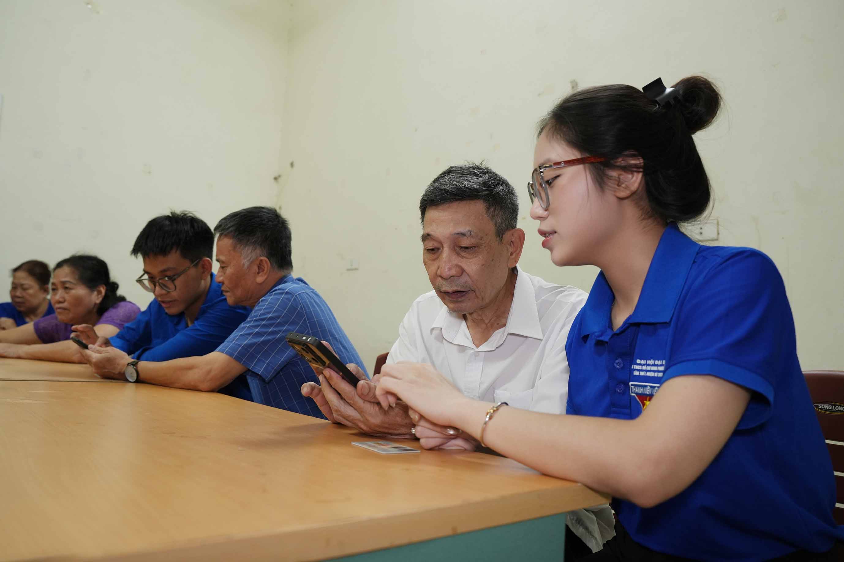 Đoàn viên Thủ đô xuyên tối hỗ trợ người dân xác thực thuê bao. Ảnh: Huyền Trang