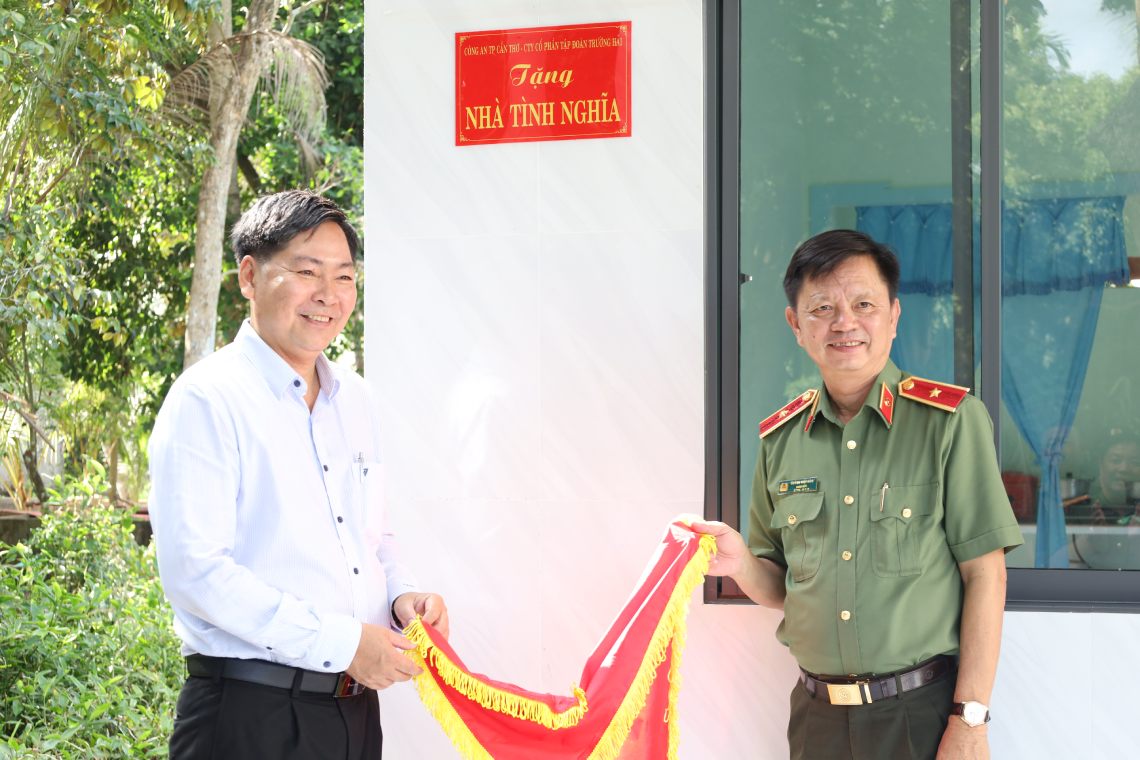 Lãnh đạo Công an TP Cần Thơ thực hiện nghi thức khánh thành nhà tình nghĩa. Ảnh: Công an Cần Thơ