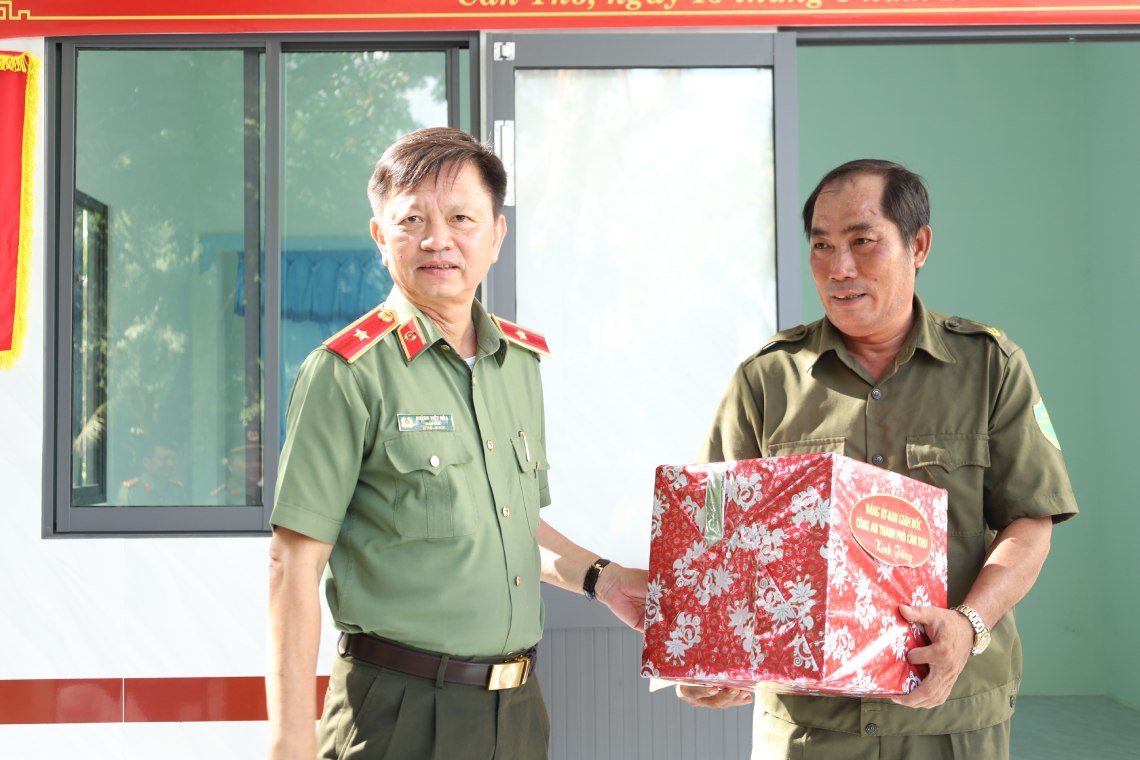 Thiếu tướng Huỳnh Việt Hòa - Giám đốc Công an TP Cần Thơ tặng quà cho gia đình tại Lễ bàn giao nhà. Ảnh: Hải Đăng