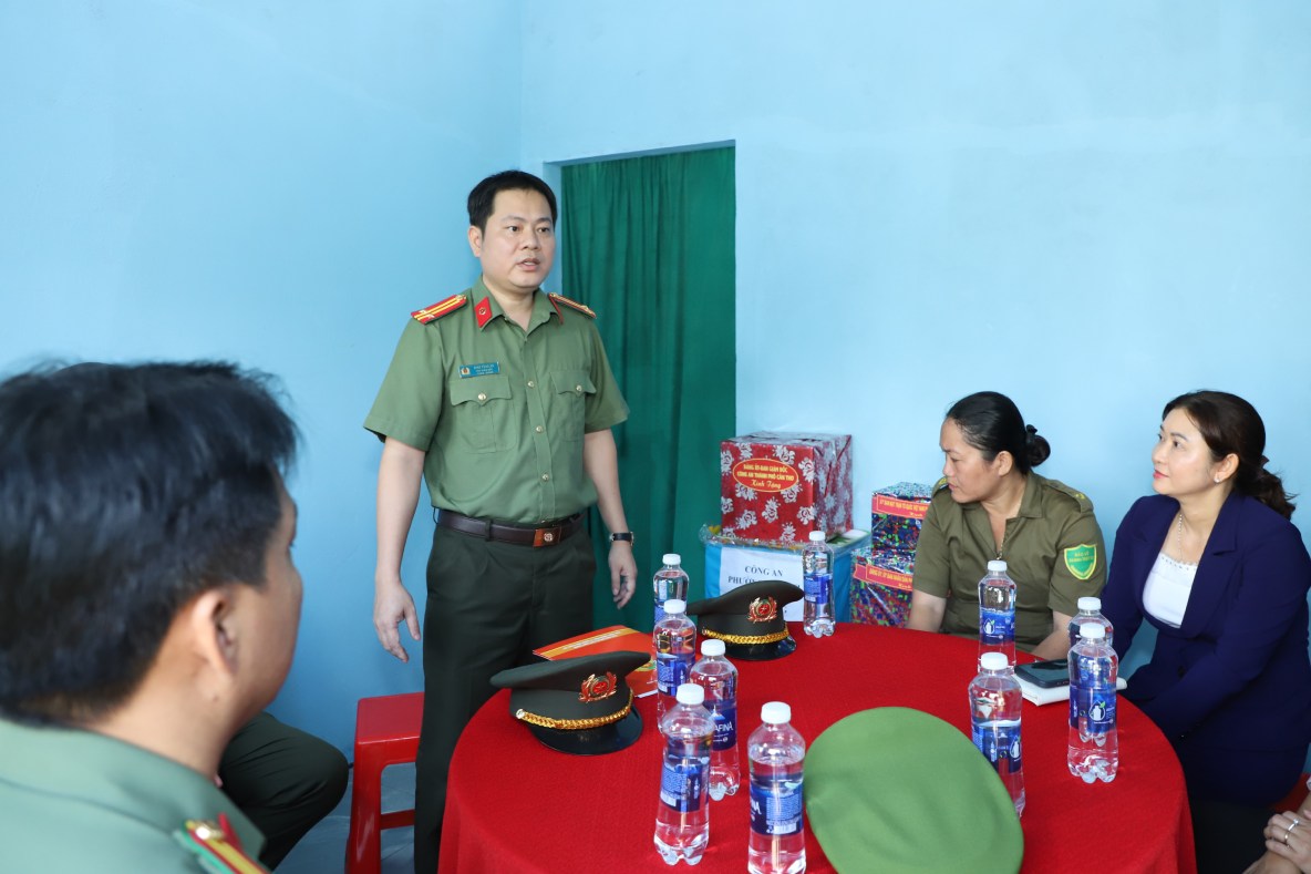 Trung tá Đinh Tùng An - Phó Giám đốc Công an TP Cần Thơ phát biểu tại Lễ bàn giao nhà phường Phú Lợi. Ảnh: Diễm Hương