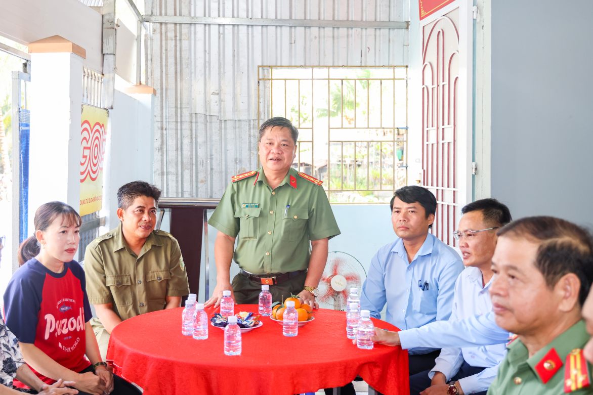 Đại tá Nguyễn Thanh Tràng - Phó Giám đốc Công an TP Cần Thơ phát biểu tại Lễ bàn giao nhà phường Bình Thủy. Ảnh: Công an Cần Thơ