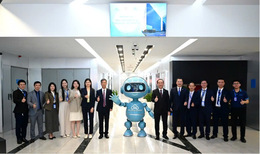 Đoàn công tác Trường Thanh Hoa Thâm Quyến tham quan Trung tâm dữ liệu của Tập đoàn CMC. Ảnh: Nhà trường cung cấp 