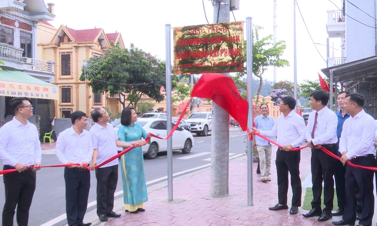 Các đại biểu thực hiện nghi thức gắn biển. Ảnh: Cổng TTĐT Phù Liễn