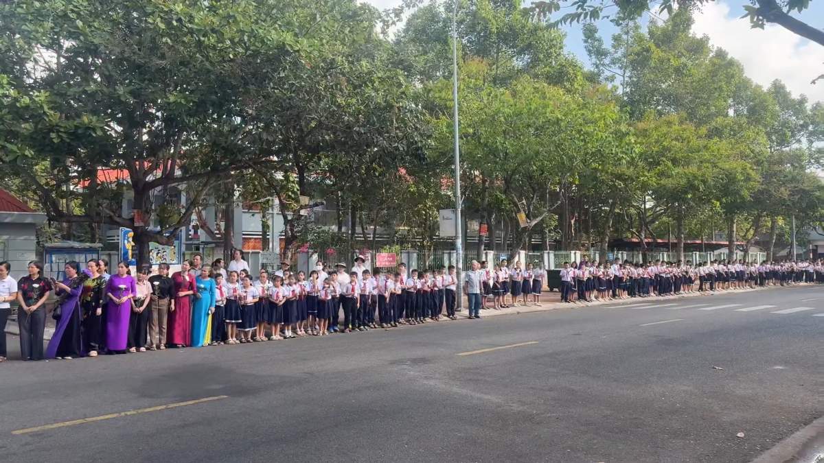 Giáo viên và học sinh