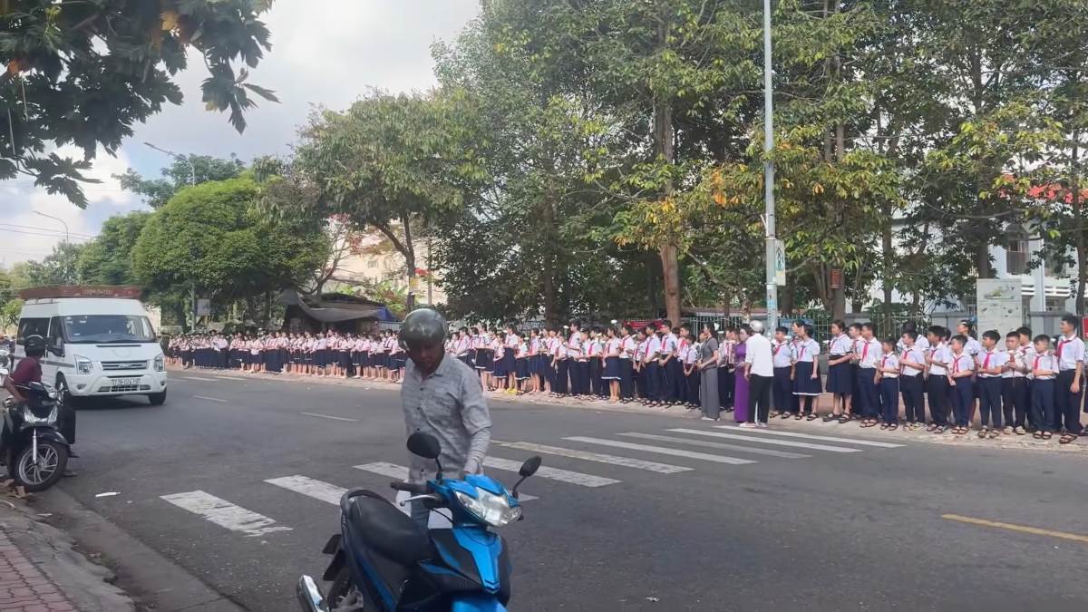 Hundreds of students line up in front of the school gate to bid farewell to the teacher who passed away due to a serious illness. Photo: Le Phung