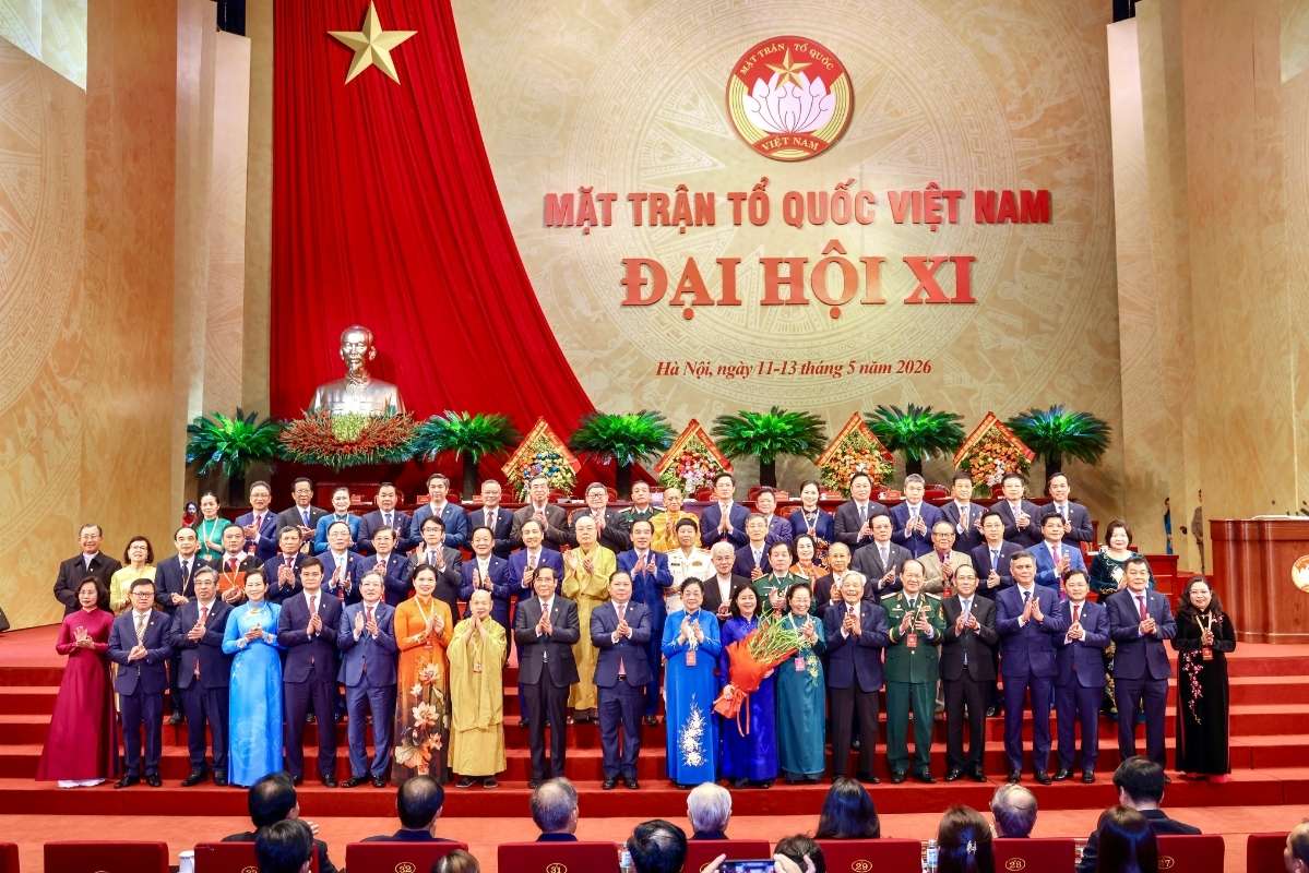 Businessman Do Quang Hien (second row, 9th from the left) and the Presidium of the 11th Central Committee of the Vietnam Fatherland Front launch the Congress.
