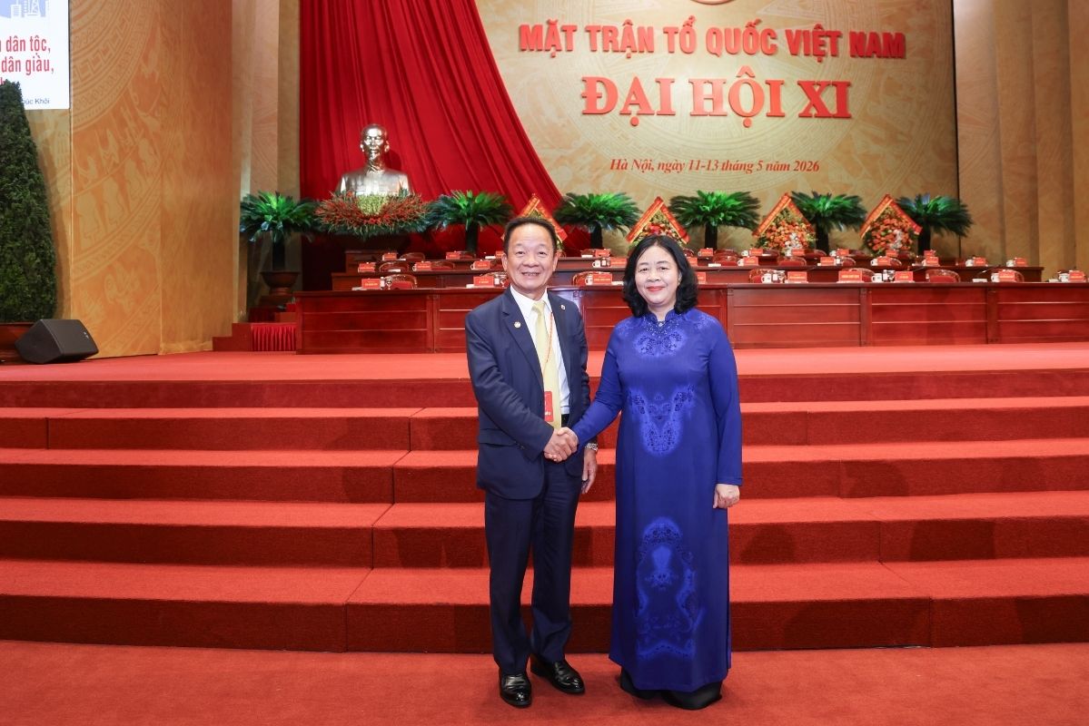Doanh nhân Đỗ Quang Hiển và Chủ tịch Ủy ban Trung ương MTTQ Việt Nam khóa XI Bùi Thị Minh Hoài chụp ảnh lưu niệm tại Đại hội. Ảnh: Đơn vị cung cấp