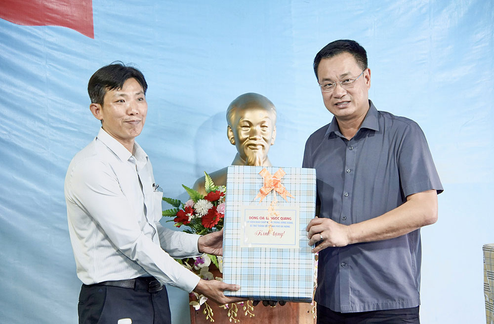 Bí thư Thành ủy Lê Ngọc Quang tặng quà cho Trạm dược liệu Trà Linh. Ảnh: UBND TP Đà Nẵng