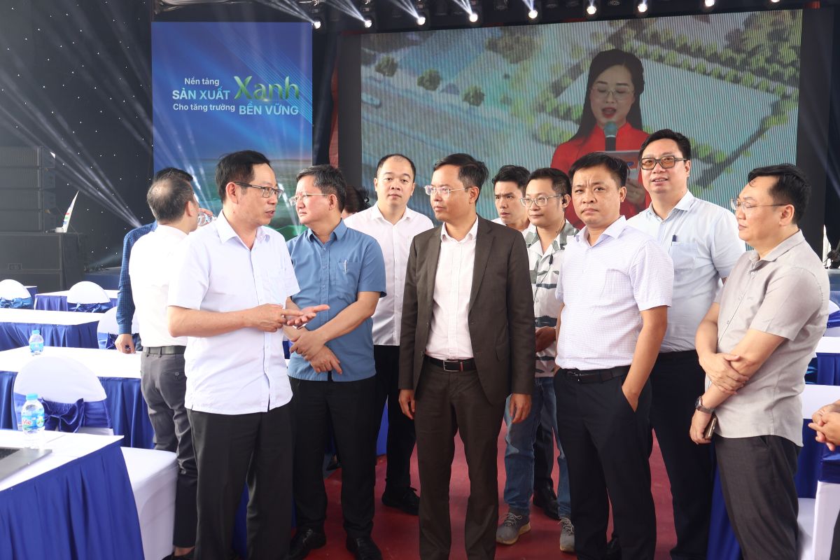 Phó Chủ tịch UBND thành phố Vũ Tiến Phụng kiểm tra công tác chuẩn bị khởi công Dự án đầu tư xây dựng, kinh doanh kết cấu hạ tầng Khu công nghiệp Hoàng Diệu. Ảnh: Cổng TTĐT Hải Phòng