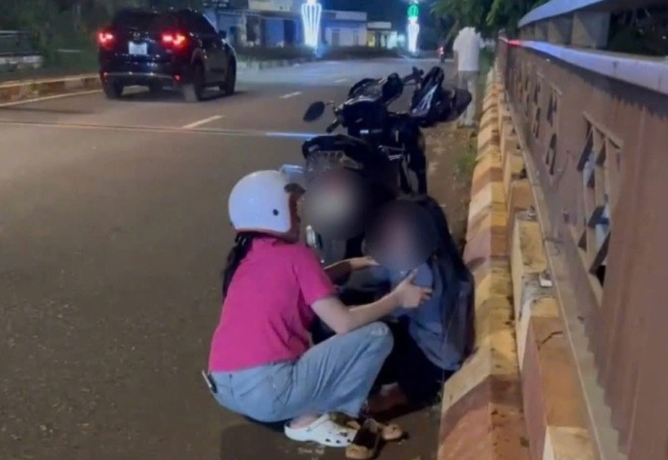 Major H'Men Êban reassures the spirit of the woman who intended to jump off the bridge. Photo: Police provided