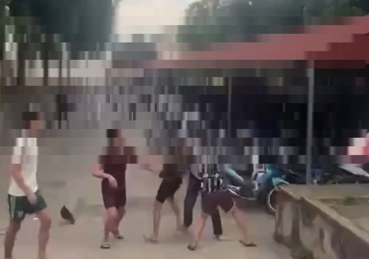 Police investigate the case of a 12th grade male student being beaten by a group of strangers at school. Photo: Minh Hoang