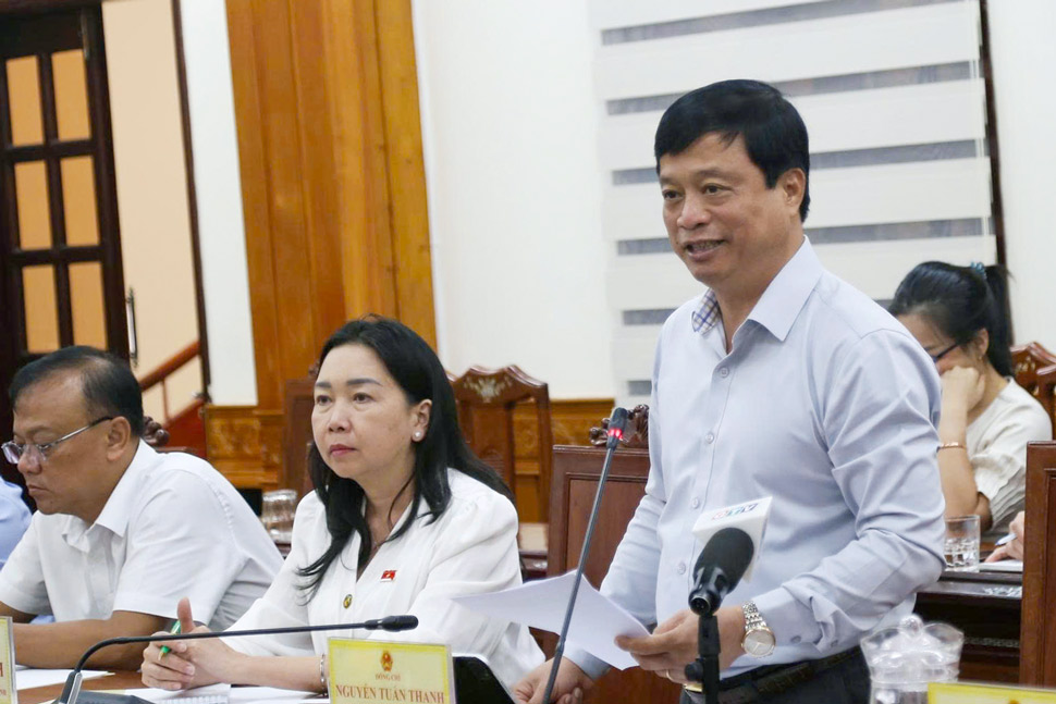 Ông Nguyễn Tuấn Thanh báo cáo tại buổi làm việc. Ảnh: Hoài Phương