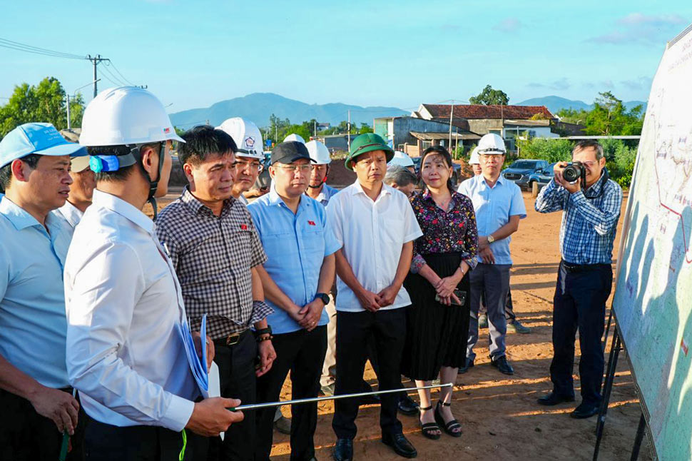 Đoàn công tác Ủy ban Kinh tế và Tài chính của Quốc hội khảo sát thực địa dự án cao tốc Quy Nhơn - Pleiku vào chiều 12.5. Ảnh: Kim Loan
