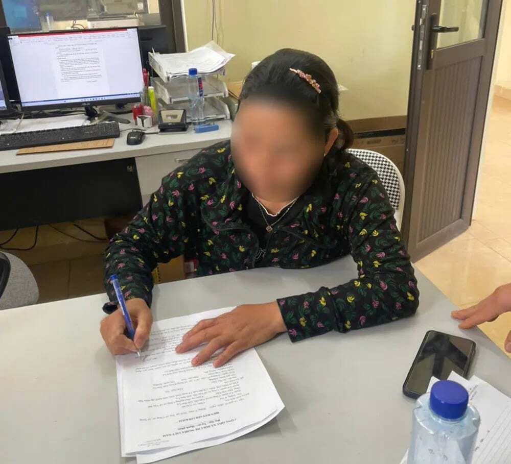 Công an xã Vân Hồ làm việc với trường hợp vi phạm. Ảnh: Công an Sơn La
