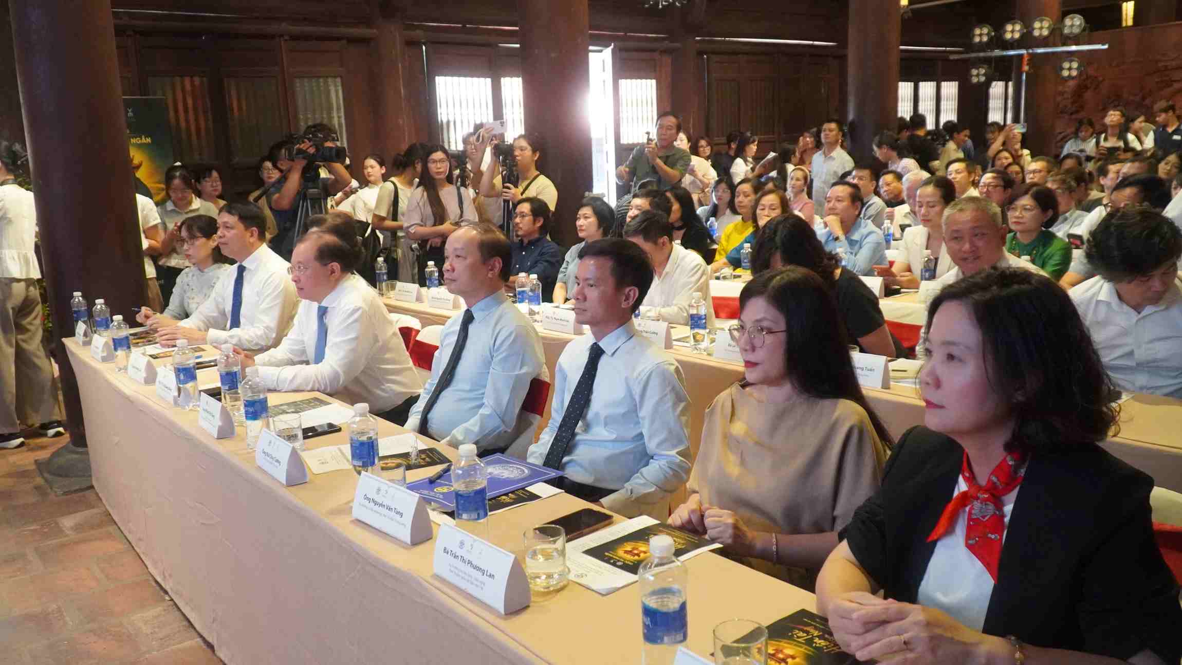 Các đại biểu và đông đảo khách tham dự theo dõi phần giới thiệu và công bố thể lệ cuộc thi phim ngắn “Hiền tài hôm nay”. Ảnh: Minh Vũ