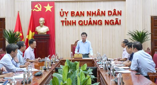 Mr. Nguyen Ngoc Sam - Vice Chairman of Quang Ngai Provincial People's Committee chaired a meeting on the authority to decide on exemption and reduction of residential land use fees for people with meritorious services. Photo: Bao Hoa