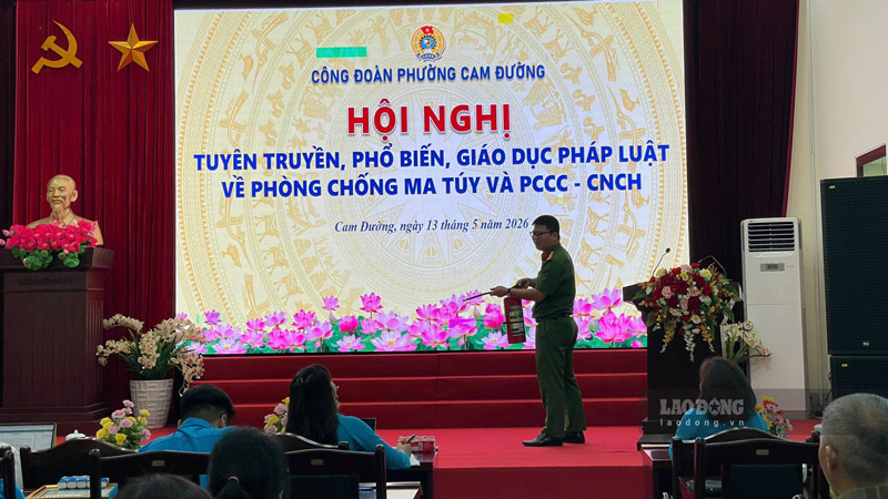 Cùng với đó là tuyên truyền để người lao động cảnh giác với lừa đảo, tín dụng đen. Ảnh: Đinh Đại