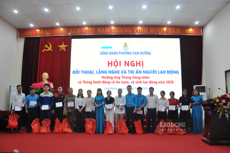 Trao quà cho đoàn viên, lao động có hoàn cảnh khó khăn. Ảnh: Đinh Đại
