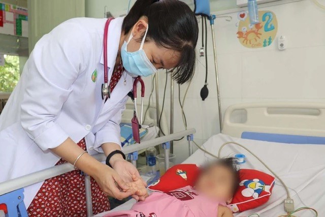 The child patient at the time of hospitalization had symptoms of psychosis due to motion sickness patches. Photo: Minh Tam