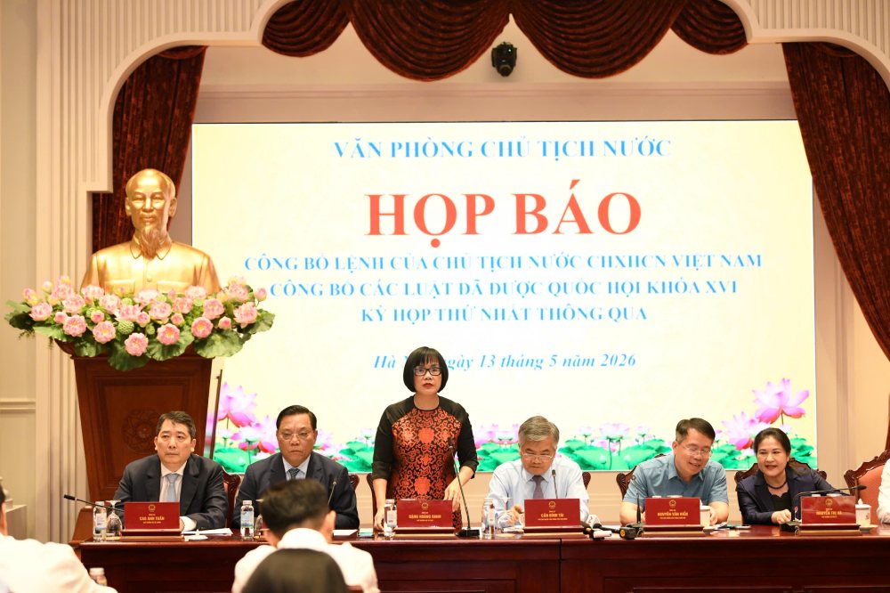 Thứ trưởng Bộ Tư pháp Đặng Hoàng Oanh trao đổi một số điểm mới của Luật sửa đổi bổ sung một số điều của Luật Công chứng. Ảnh: Trần Vương