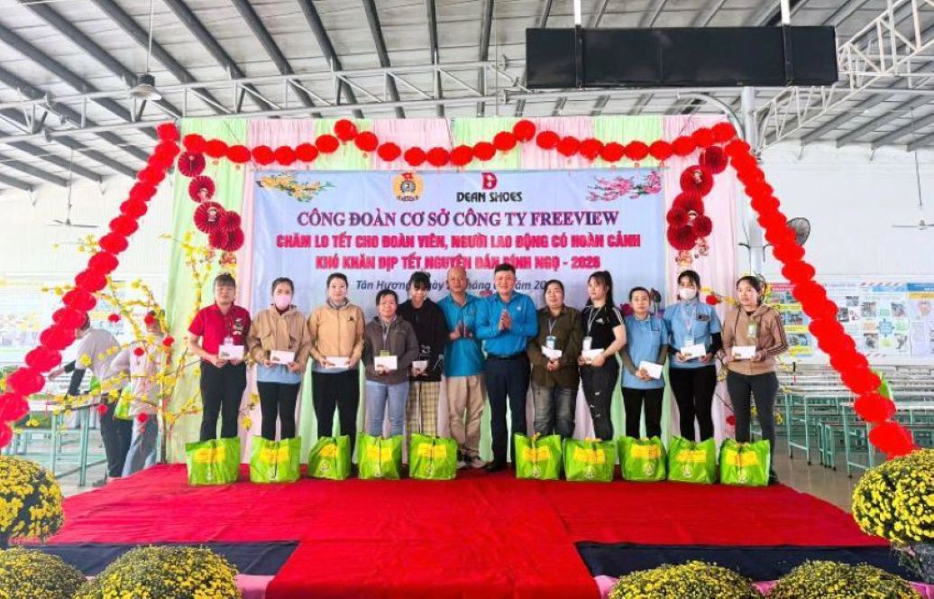 Công đoàn cơ sở Công ty TNHH Freeview Industrial tổ chức tặng quà Tết cho đoàn viên có hoàn cảnh khó khăn. Ảnh: Thanh Mai
